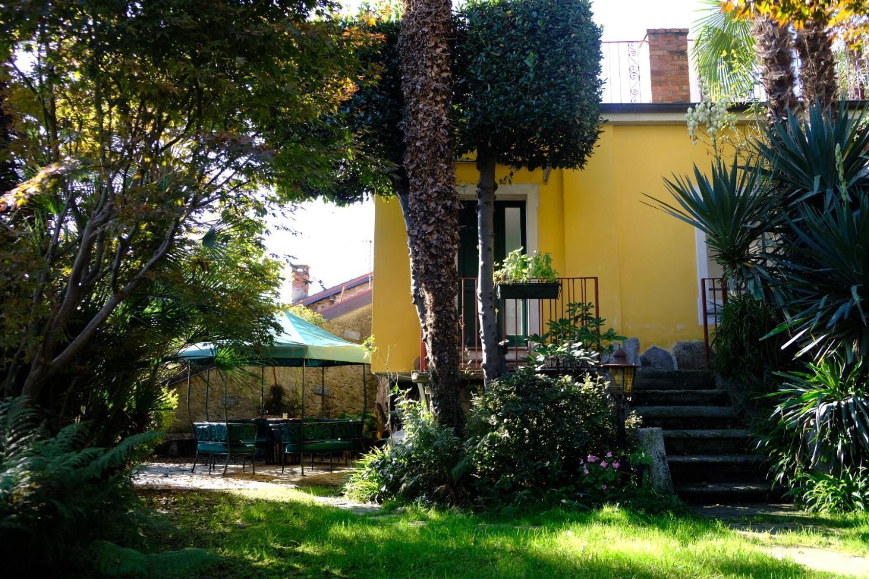 Garden Apartment Lesa Buitenkant foto